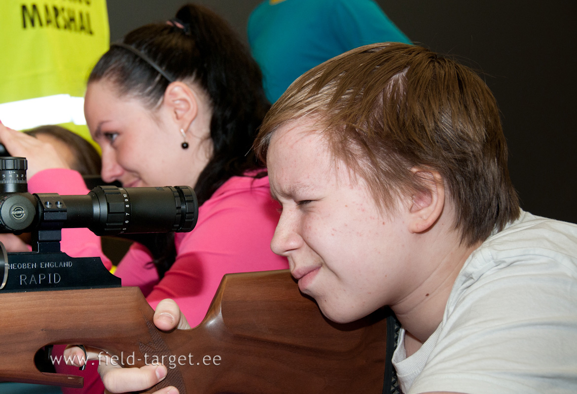 Karl Aavik testlaske tegemas